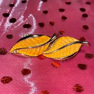beautiful vintage earring, leaf style,